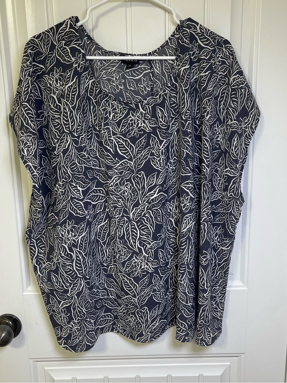Torrid Womens Size 3 (22/24) Floral Leaf Short Sleeve Split Button Back Top
